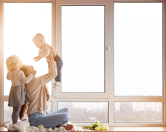 Как обезопасить пластиковые окна от детей